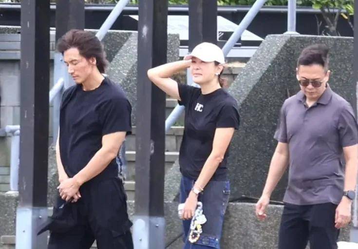 大S雕像迟迟没落成，言承旭只能到墓园祭拜，当场落泪吃饭都在哭