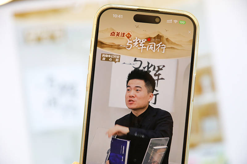董宇辉收入谜题：“年入二三十亿”遭否认；主播出走，东方甄选股价反狂飙250%