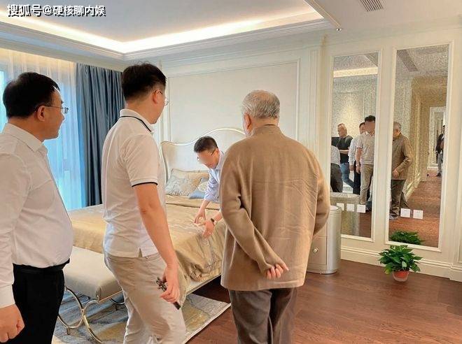 范曾新家曝光：二层复式装修奢华，婚房又大又敞亮，金色床单！