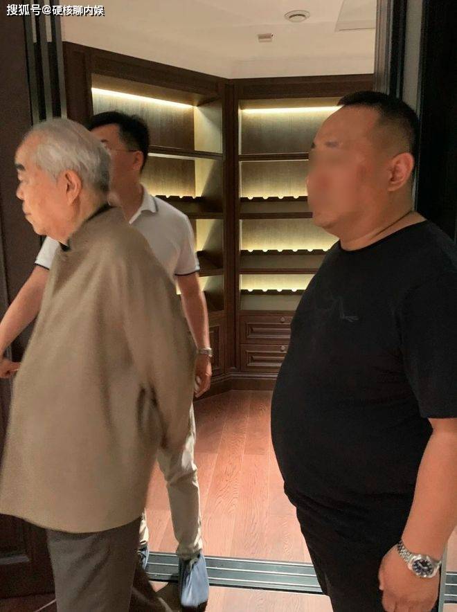 范曾新家曝光：二层复式装修奢华，婚房又大又敞亮，金色床单！