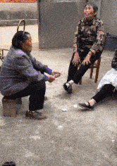妹子，风太大了就别穿裙子了，原形毕露了吧，哈哈哈哈哈。