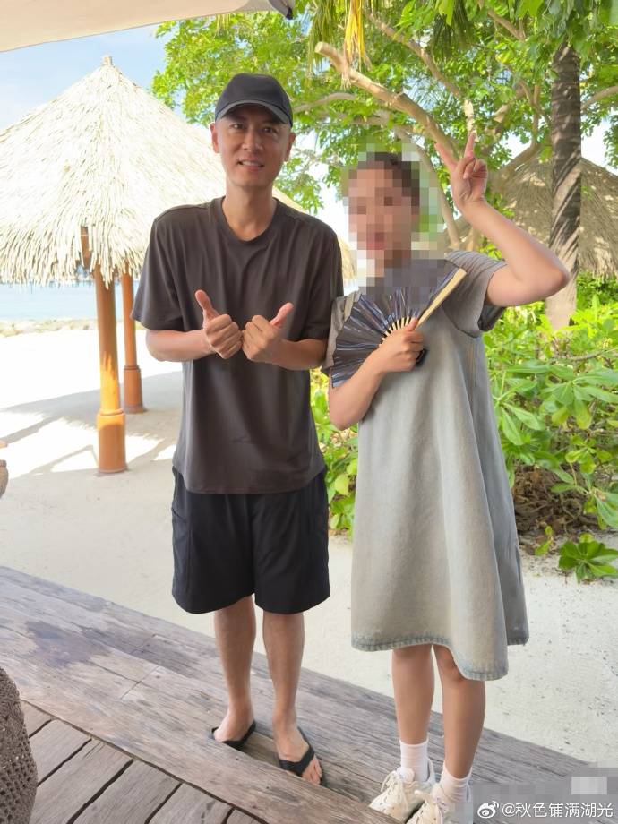 任重一家与王阳一家海外度假，两人交流自然，妻子们相邻而坐