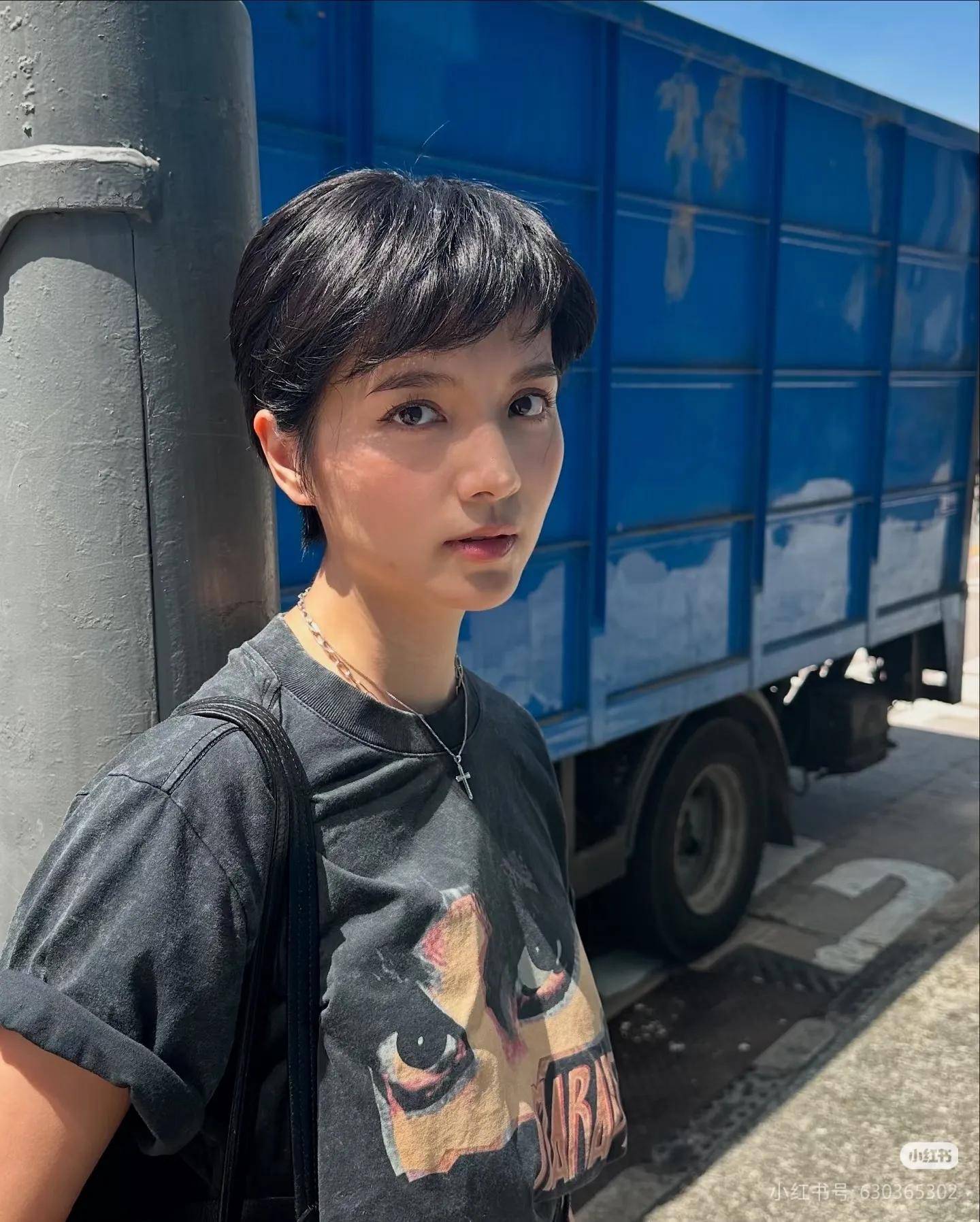 陈嘉宝晒出自我最新写真照——穿衣打扮是我的自由也是我的权力