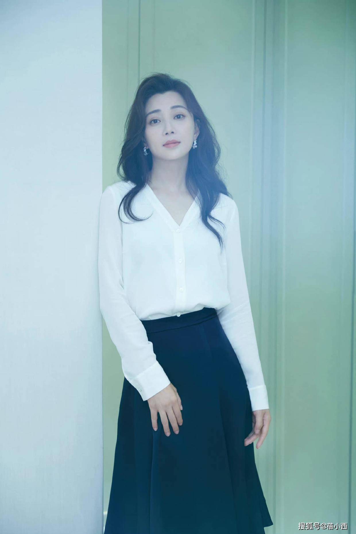 “殷桃放开穿太美了”一袭深v白裙秀出凹凸身材一般人不敢比