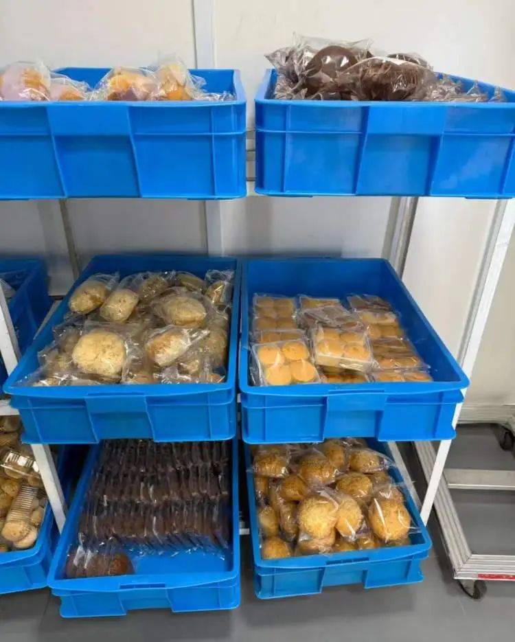 均价不到5元，40元拎回两大袋！上海阿姨爷叔凌晨赶来抢，生怕买不到热门款