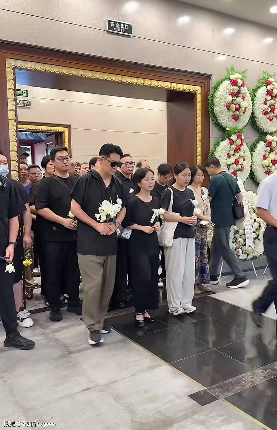千百惠遗体告别仪式现场，老友黄安痛哭，遗憾没能落叶归根回台湾