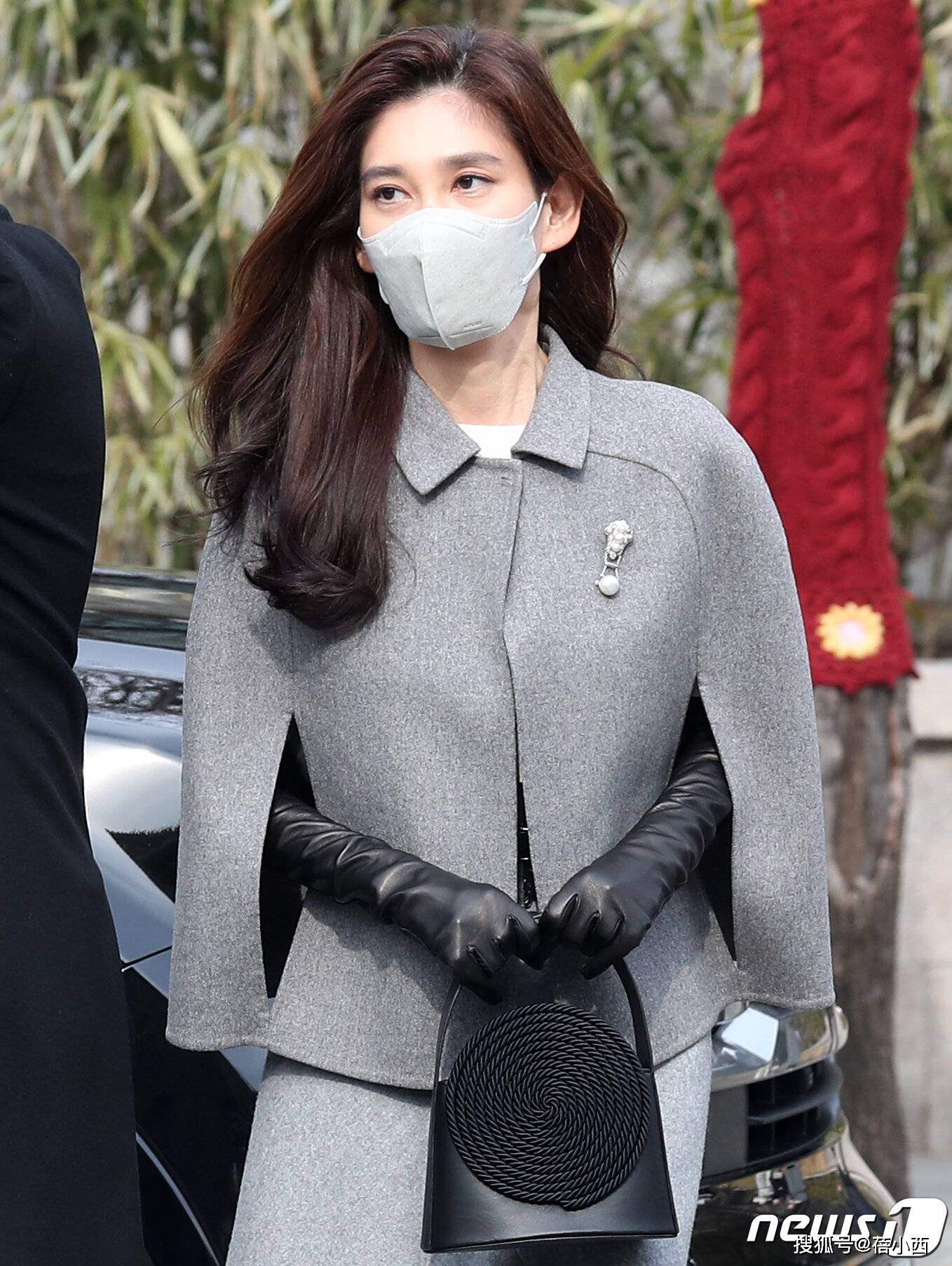 伟德国际被53岁三星长公主惊艳！李富真穿斗篷外套用钱都砸不出来的气质