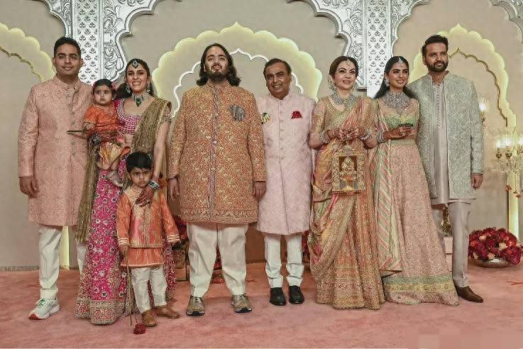 伟德国际印度首富女儿又炫富！脖子手上都是大钻石刺绣外套耗时2万小时