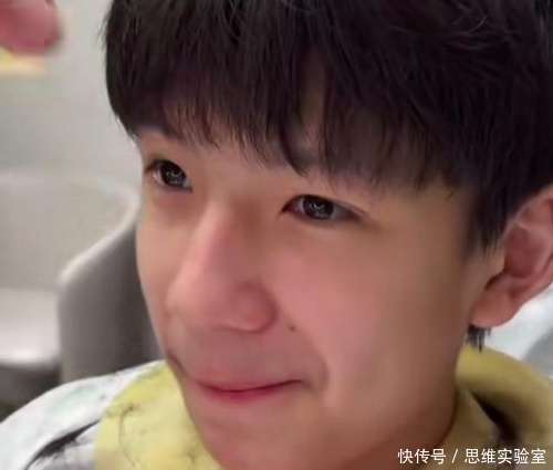 董洁儿子帅到认不出！年仅16岁身高1米8，五官深邃帅过潘粤明
