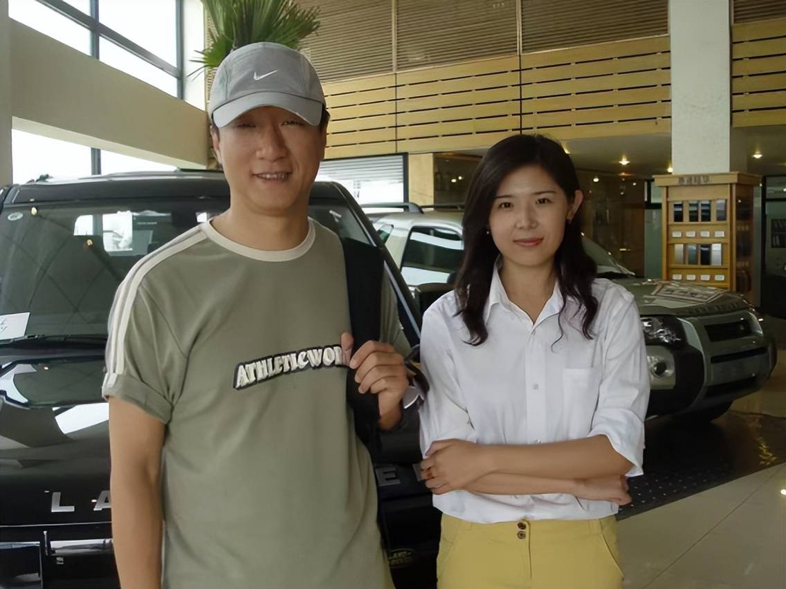 68岁葛优买80万越野车，与美女亲切合影，打扮年轻精神佳