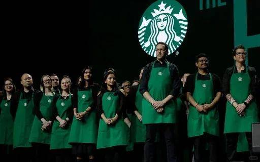 刘强东穿京东外卖服撞衫法拉利车手，黄景瑜同款骑手装登上福布斯