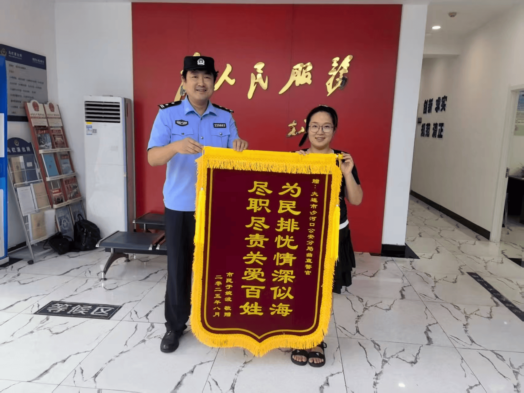 一女子“马大哈”看电影把手机丢了，资料太珍贵，报警最终找到了