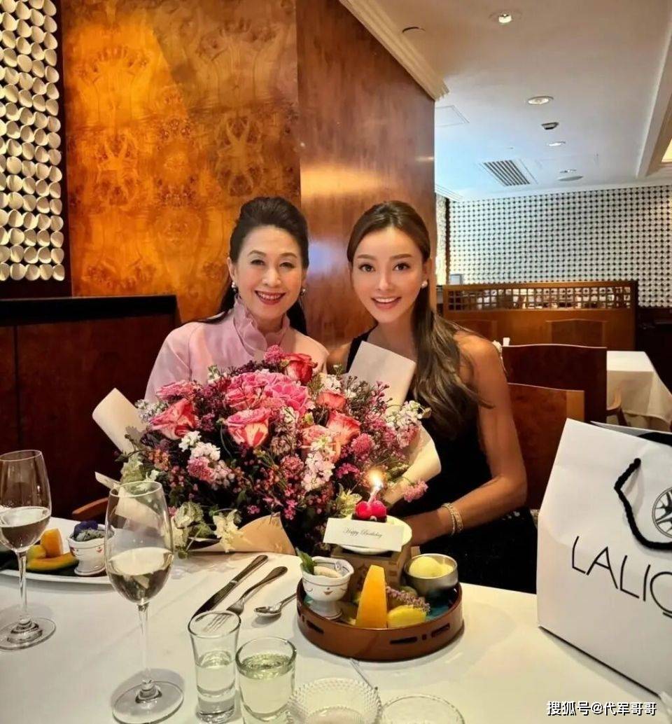 离婚5年后，魏骏杰前妻过38岁生日，戴名表金链打扮富贵生活惬意