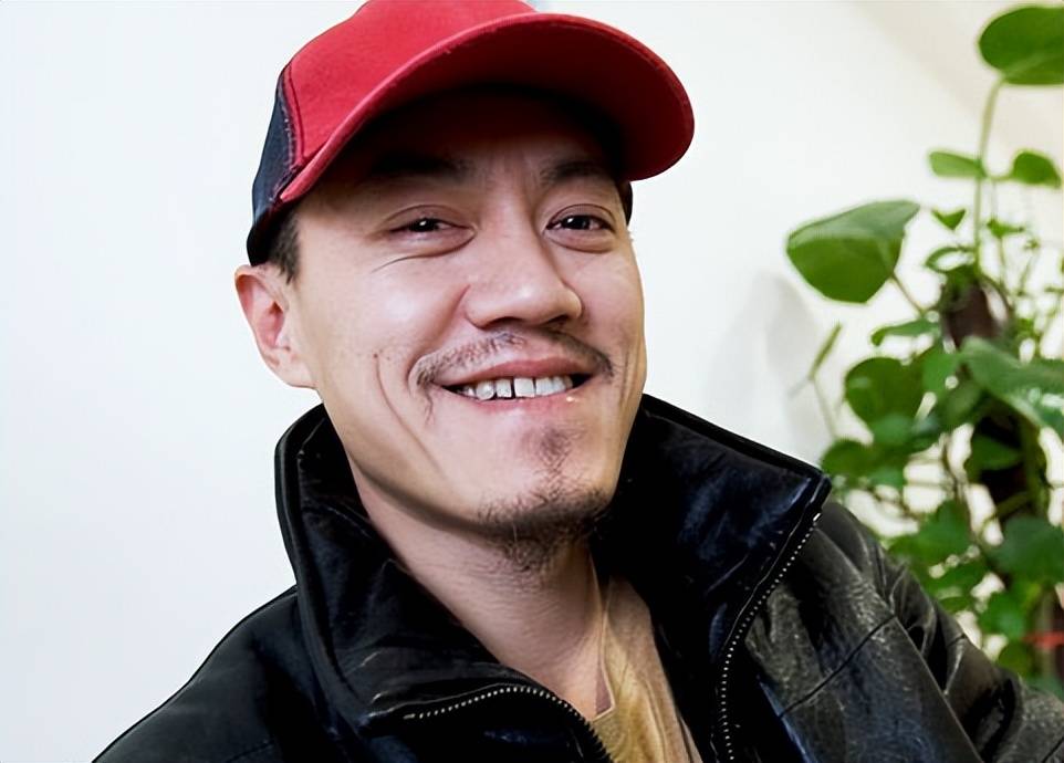 执拗的雪村在32岁爆红却转型,39岁离婚次日便2婚,曾是北大学霸