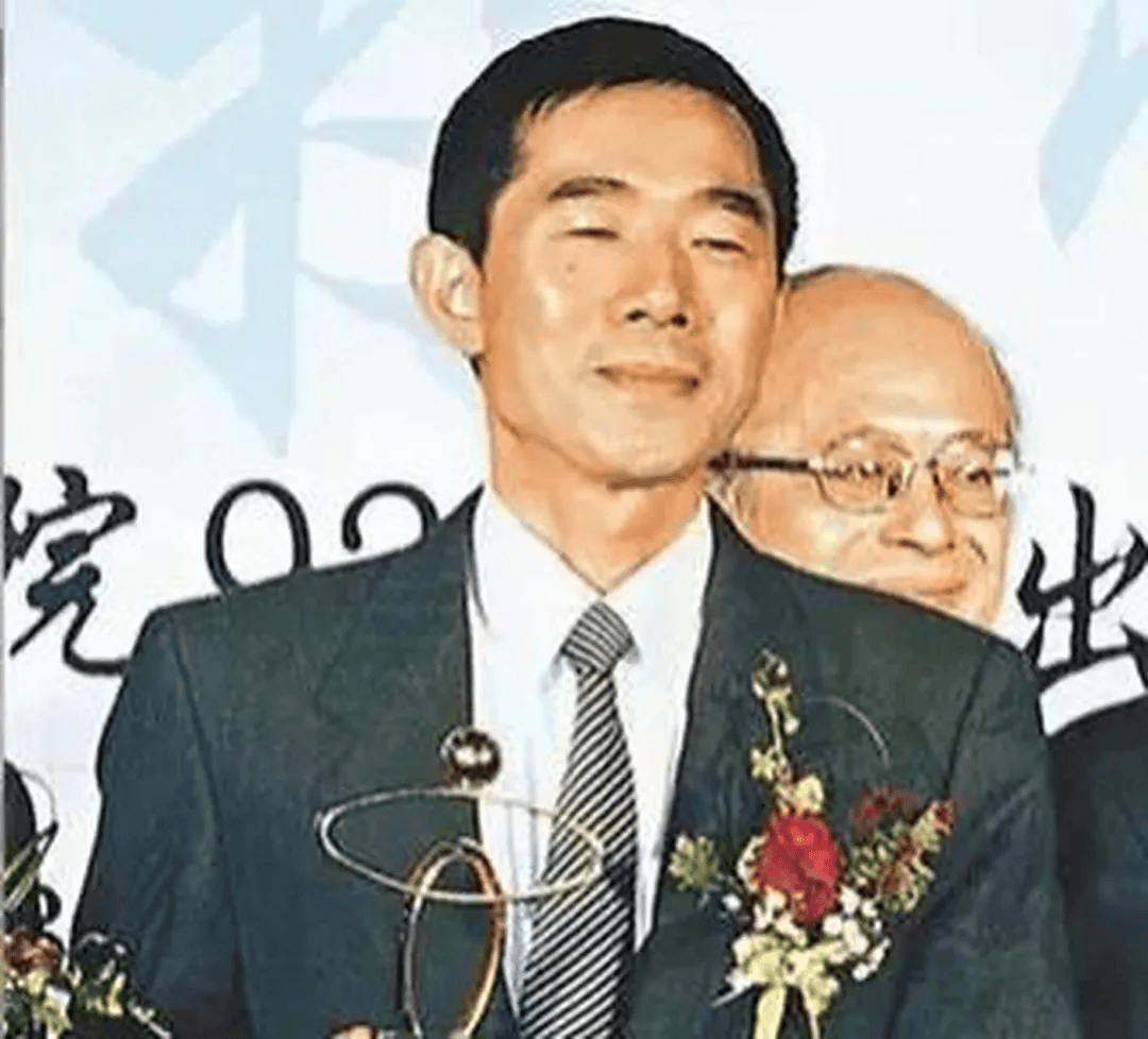 台积电向右，中芯国际向左
