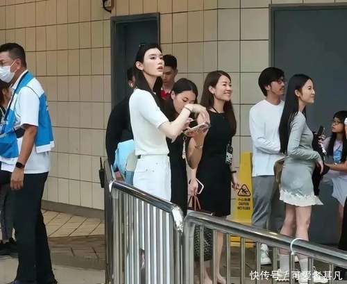 奚梦瑶接娃放学，大儿子正脸曝光，遗传妈妈好基因，又高又帅