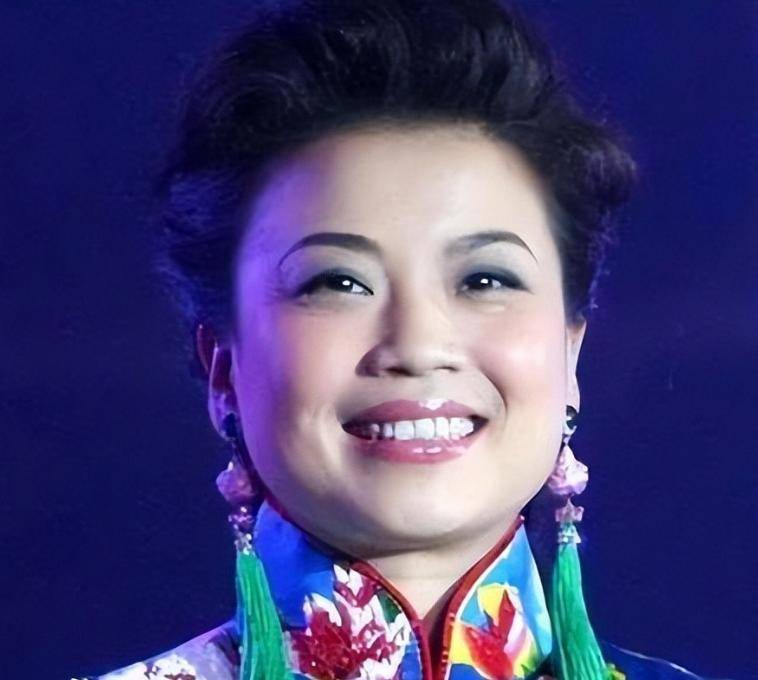 连登27次春晚的民歌天后，为劳改犯未婚未育，57岁与男闺蜜相伴