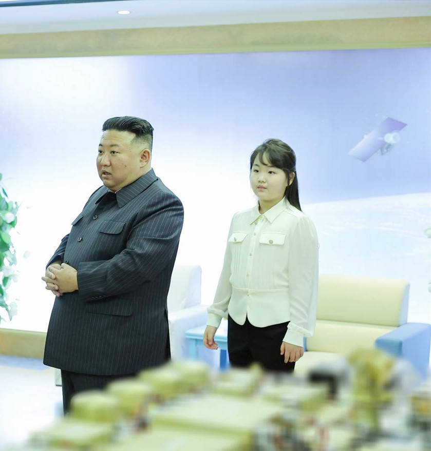 金正恩携女儿访华，女儿穿搭黑色西装太飒，脸蛋肉嘟嘟的很可爱