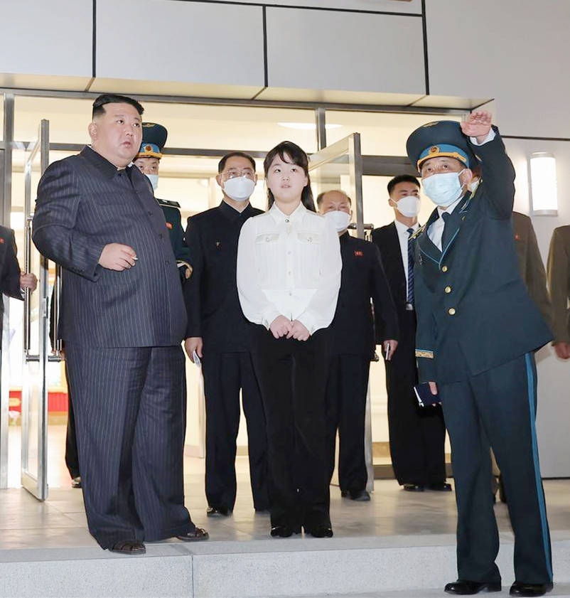 金正恩携女儿访华，女儿穿搭黑色西装太飒，脸蛋肉嘟嘟的很可爱