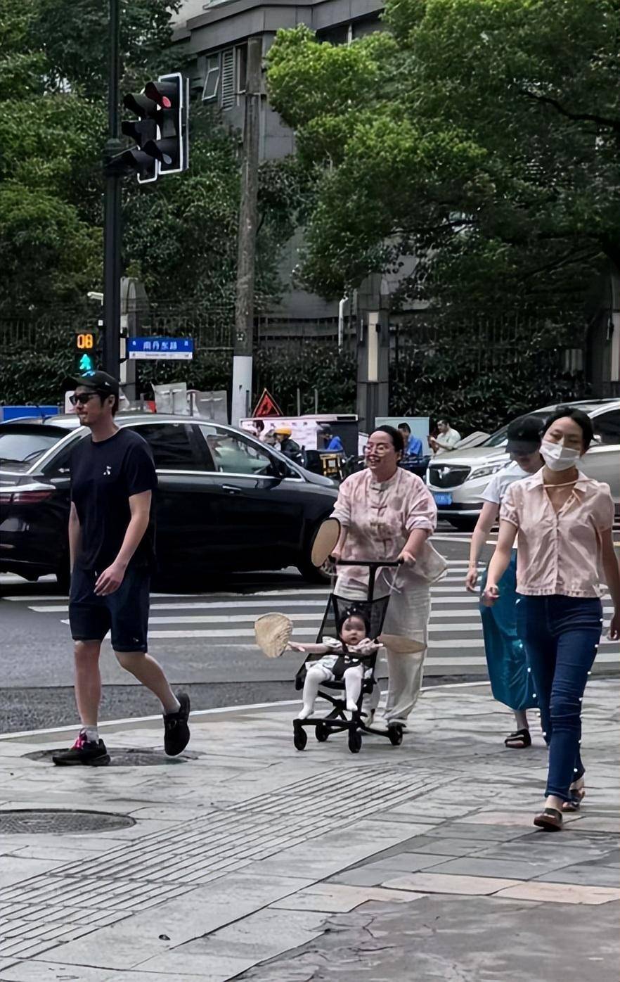 金世佳二胎首曝光是女儿！小公主长相惊艳！眼睛又大又亮美如精灵
