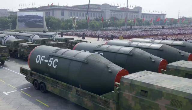 东风-61怒啸长安街，中方借九三阅兵，宣告中国战略重器换了一茬