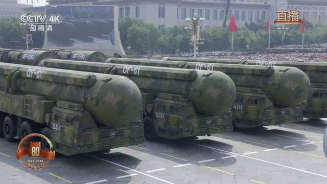 东风-61怒啸长安街，中方借九三阅兵，宣告中国战略重器换了一茬