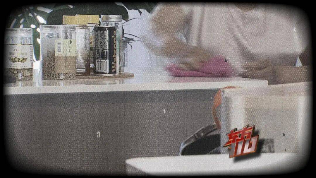上海一保姆在雇主家干6年偷了4年，顺走65万彩钻、各种名牌包手表