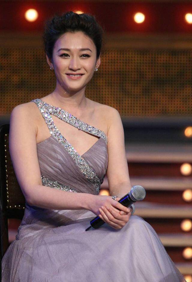 扛不住啊扛不住，李小冉，身材也太饱满有料了！