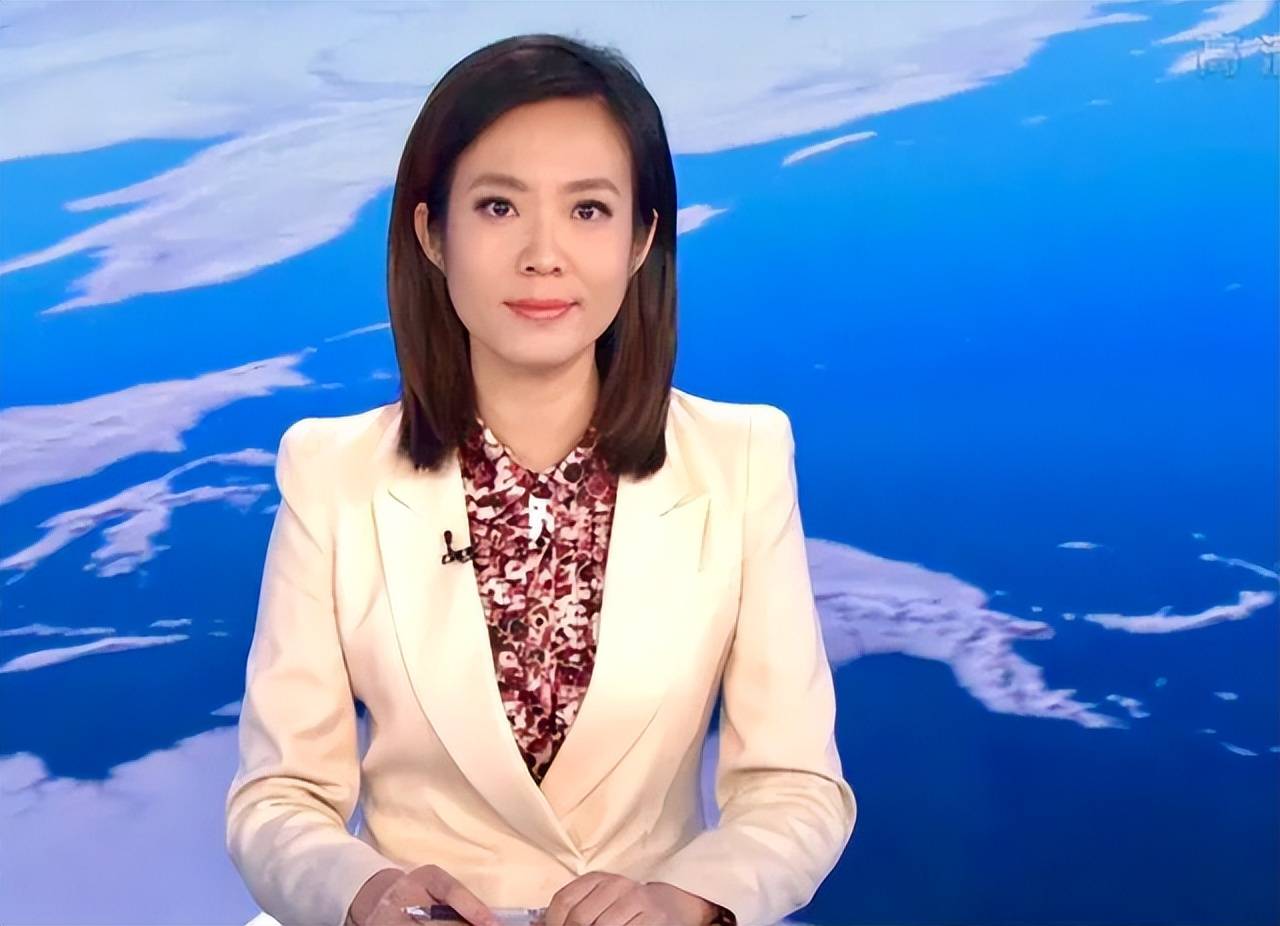 一开口就赢了全场！九三阅兵解说员揭晓，原来是他们两位，都是央视知名主持人，颜值才华气质并存