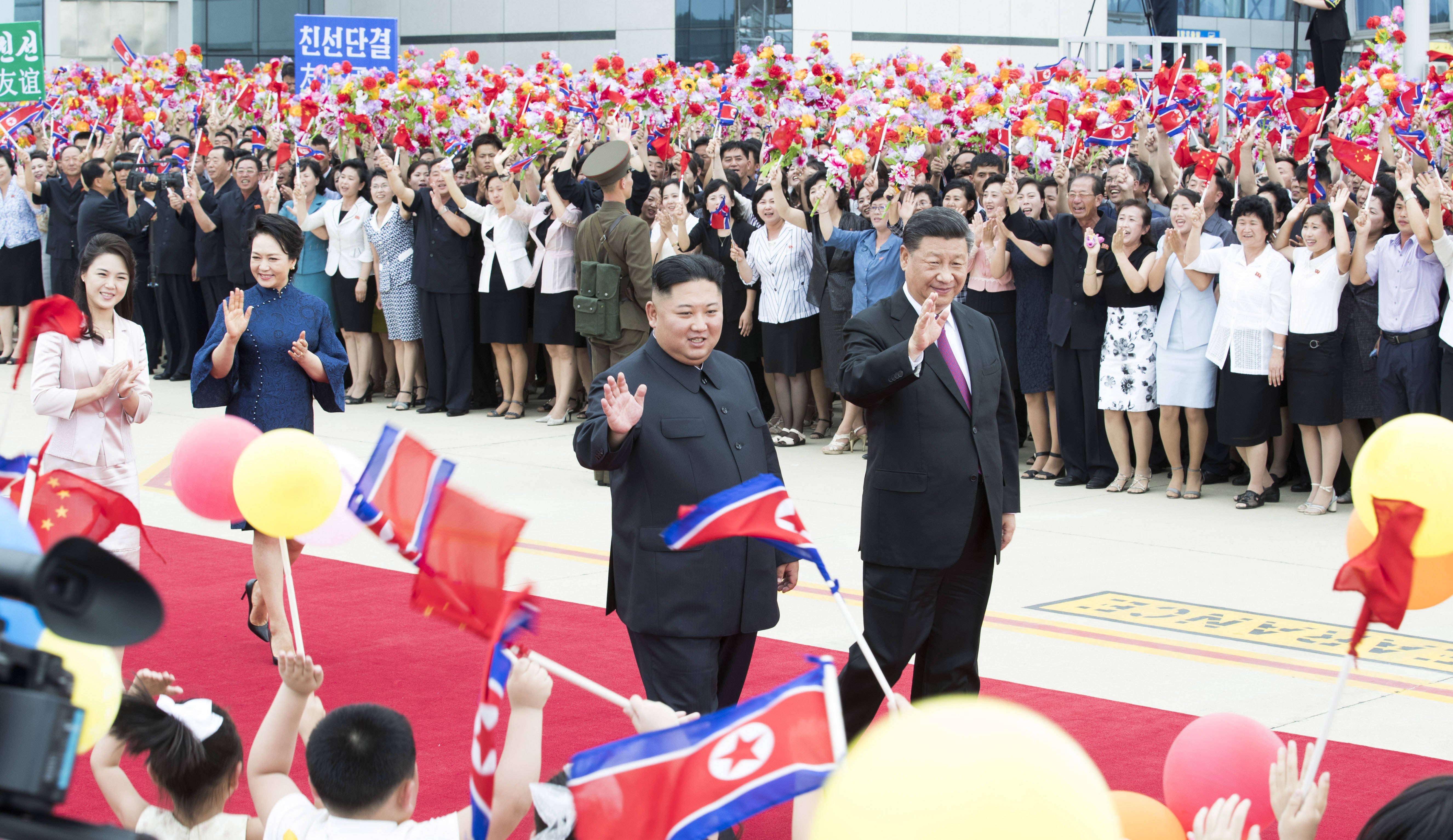 金正恩妻子的穿搭好雍容，上方圆领下方短裙得体，立体发型挺精神