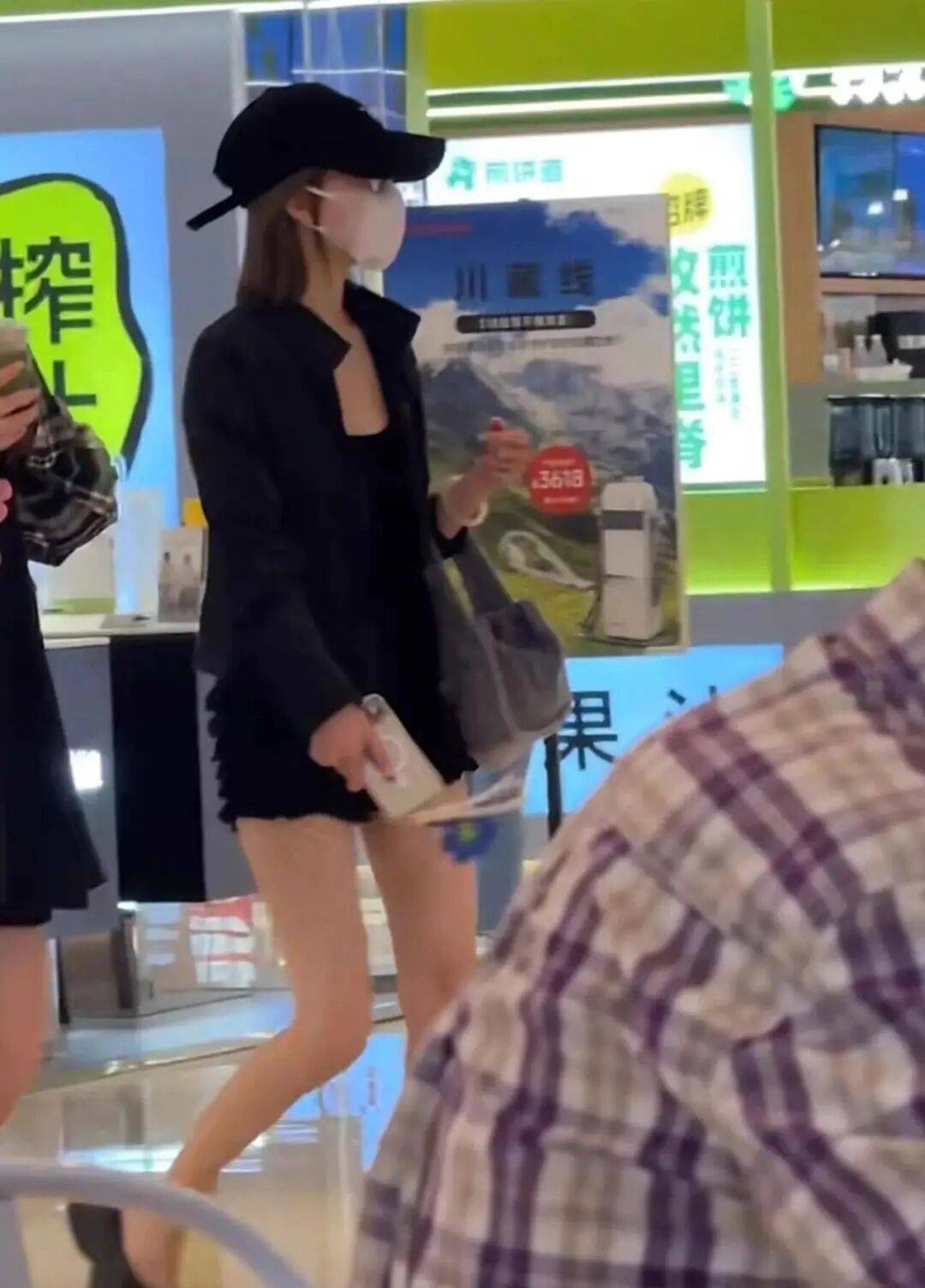 赵露思自立门户后首次现身！与闺蜜逛街买果汁，穿搭简单却惊艳