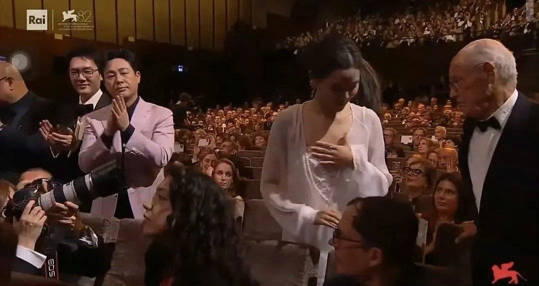 惊呆！辛芷蕾获奖瞬间，张颂文表情亮了？