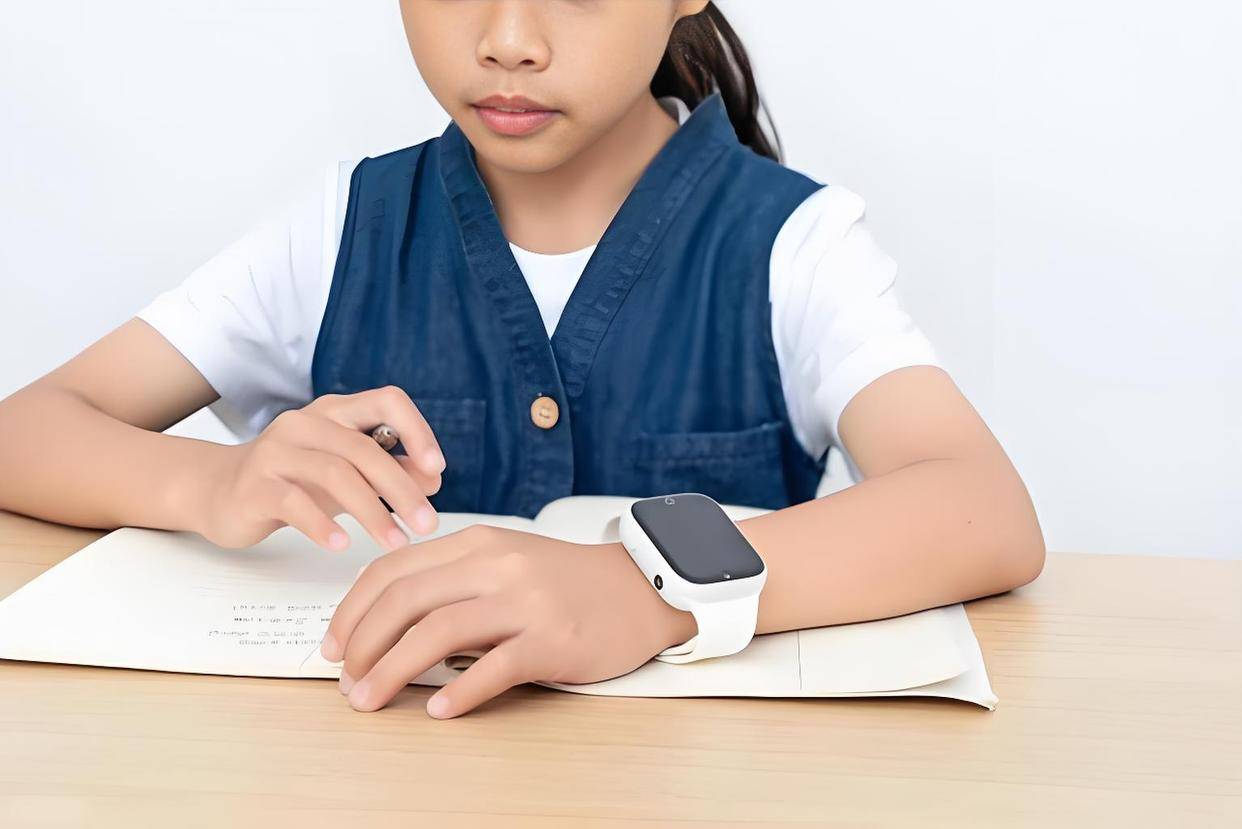 人民日报谈：禁带电话手表到学校