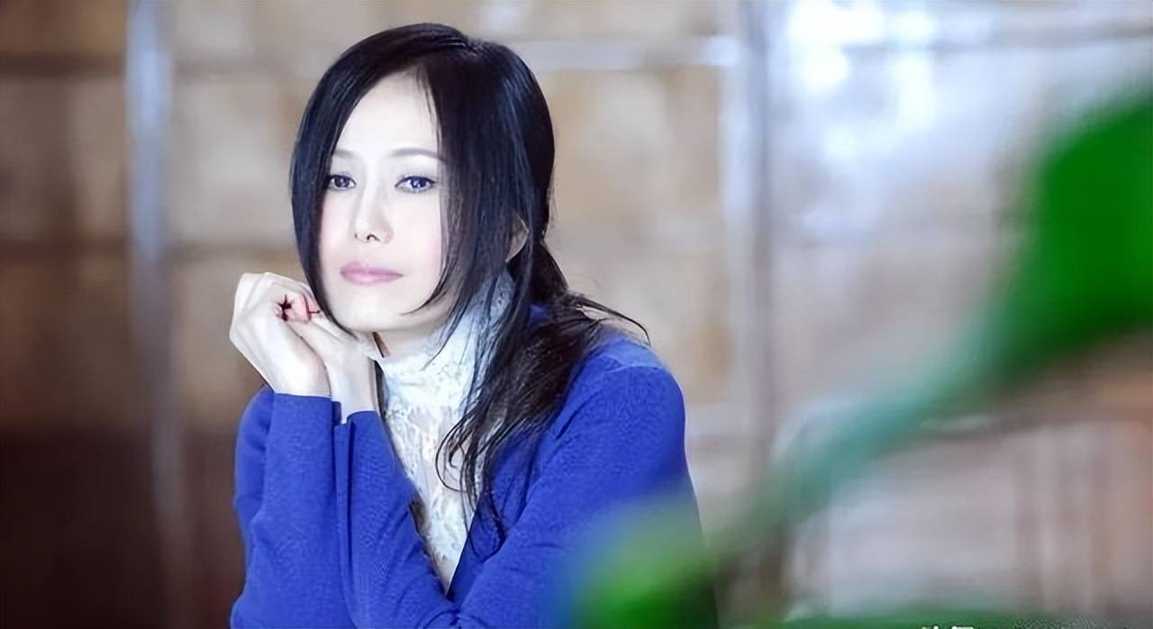 获金曲奖最多的女歌手，李宗盛为她心动，却为了费玉清单身至今？