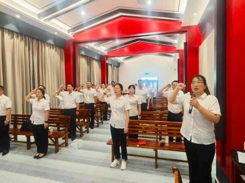 湖北英山：映山红开满山坡 党旗飘扬铸忠诚