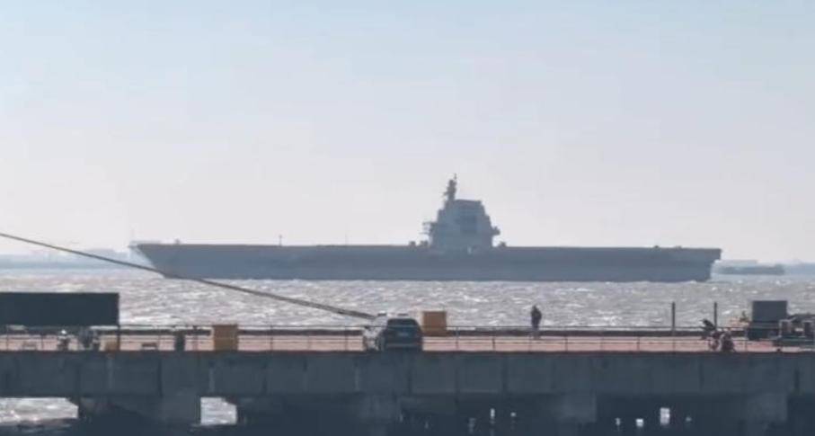 2艘052D护航，福建舰南下穿越台湾海峡，中国三航母时代即将到来！