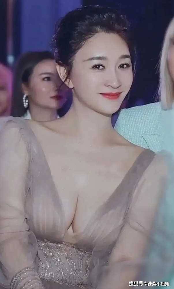 李小冉再次为内衣代言尽显身材