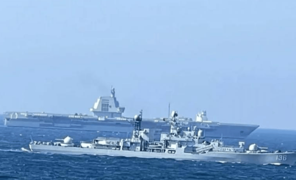 福建舰刚进入，台湾海峡发生激烈对峙！面对直10，英美军舰老实了