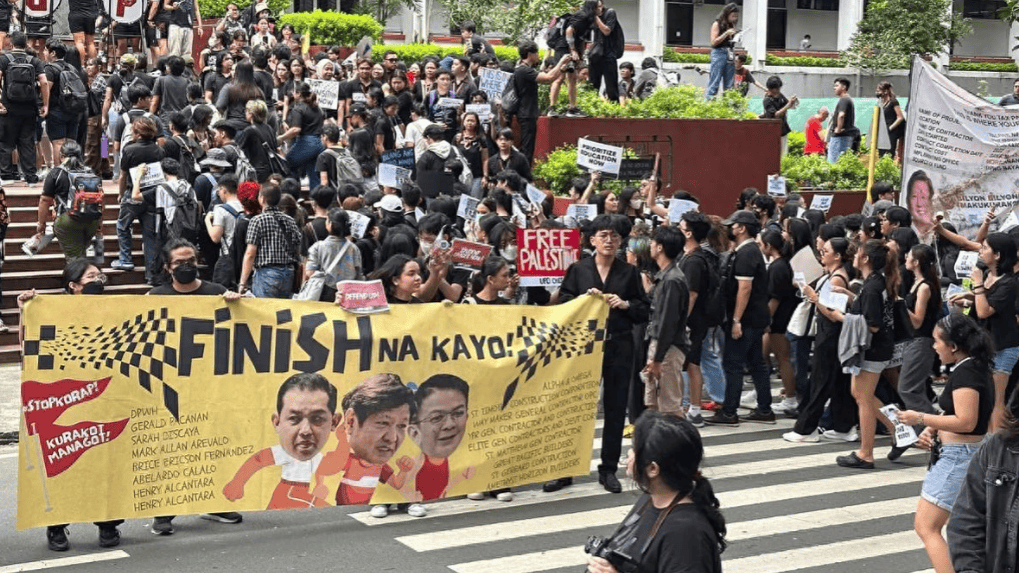 菲军方进入红色警戒，马科斯躲在总统府，在下台声中度过难忘生日