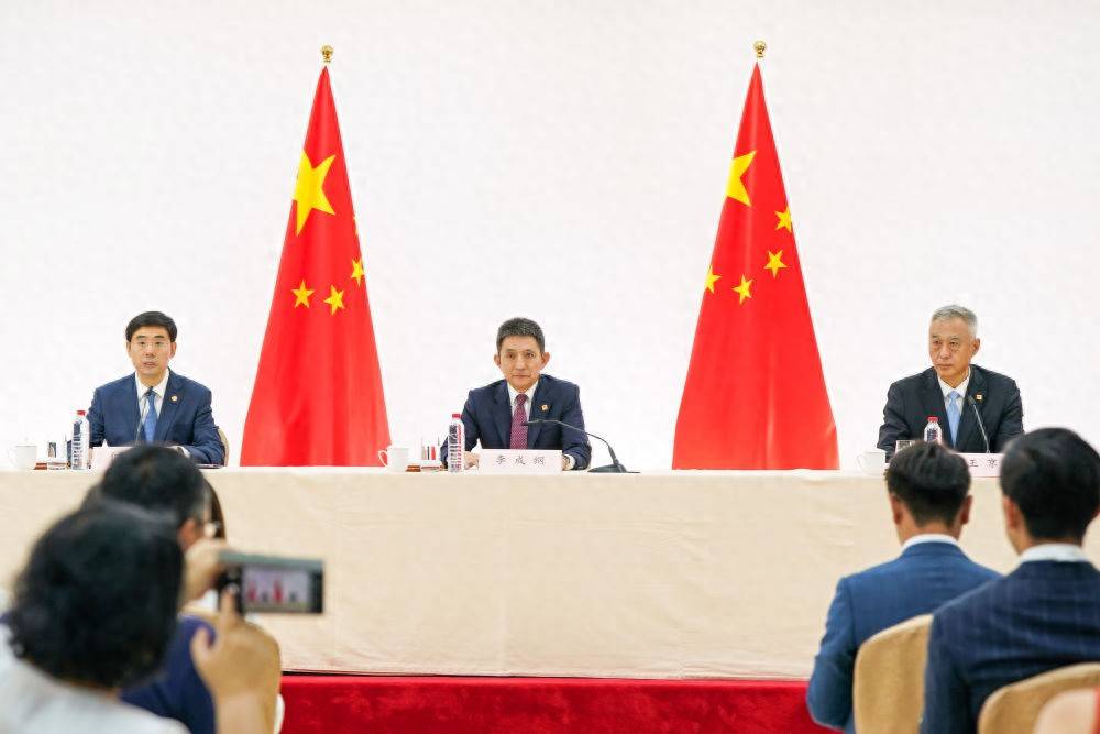 中方收到23个坏消息，马德里谈判，美国有备而来，中国被做局了