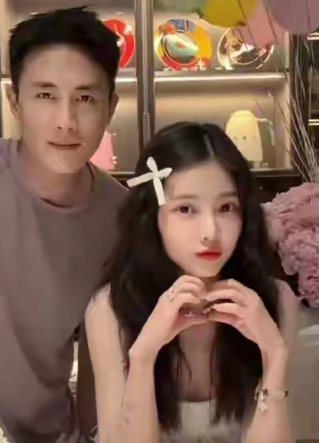 王灿女儿生病住院，杜淳陪床主打松弛，姿势妖娆占女儿大半病床