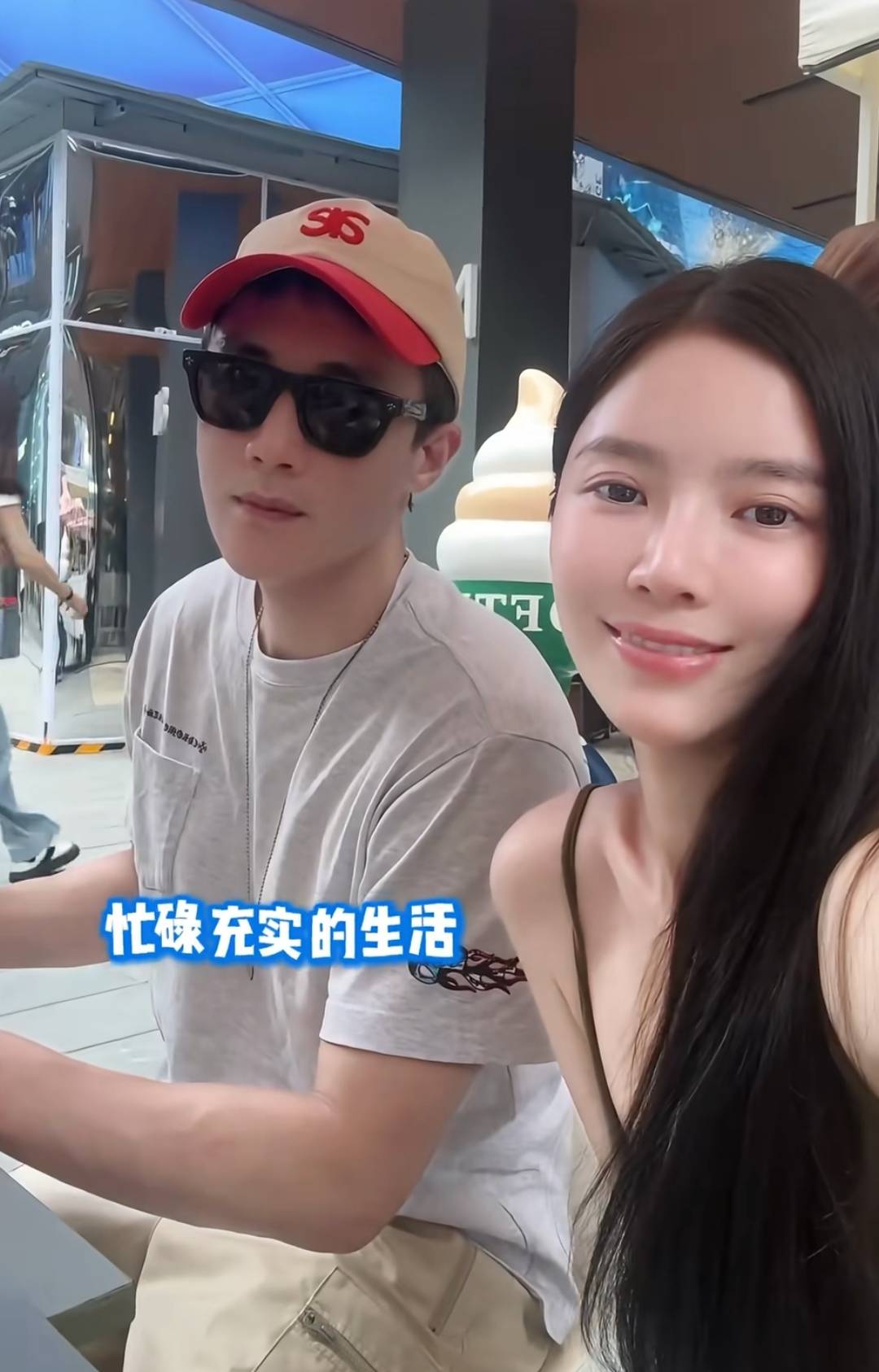 王灿女儿生病住院，杜淳陪床主打松弛，姿势妖娆占女儿大半病床