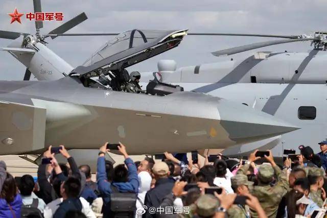 歼-20首次进行静态展示！军迷：也是14年前的亮相的老飞机了？