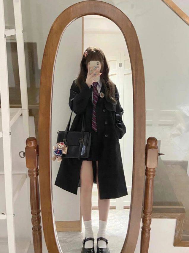 风衣的万能搭配公式:经典单品穿出新鲜感