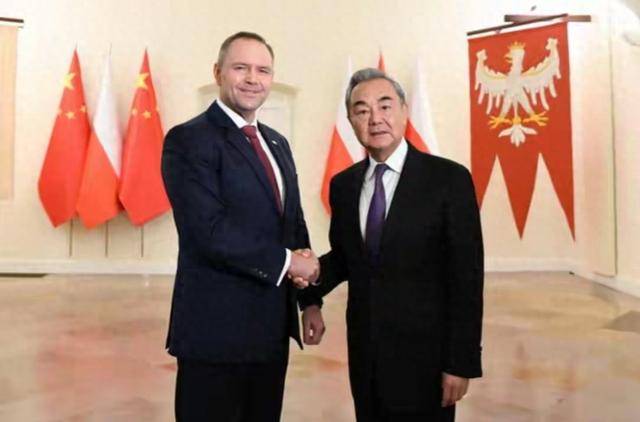波兰竟敢不守承诺，拒绝放行中欧班列！中国24小时内开辟新航道！