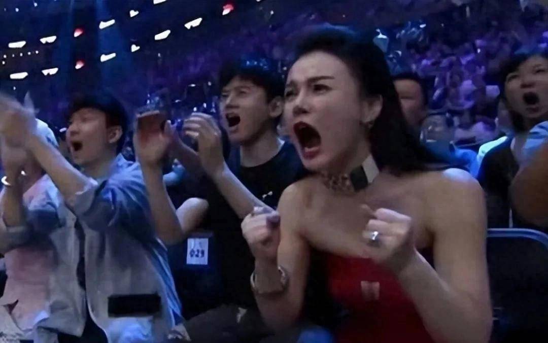 太丢人！邹市明夫妇参加婚宴，冉莹颖喝多上台吹瓶，拳王羞愧捂脸