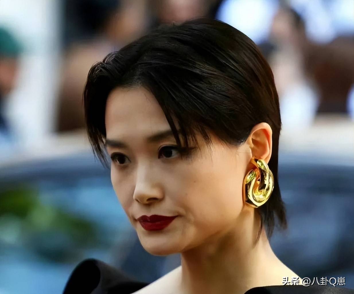 无滤镜之后，何炅胖的像大婶，李宇春肚大像怀孕，宋祖儿脸认不出