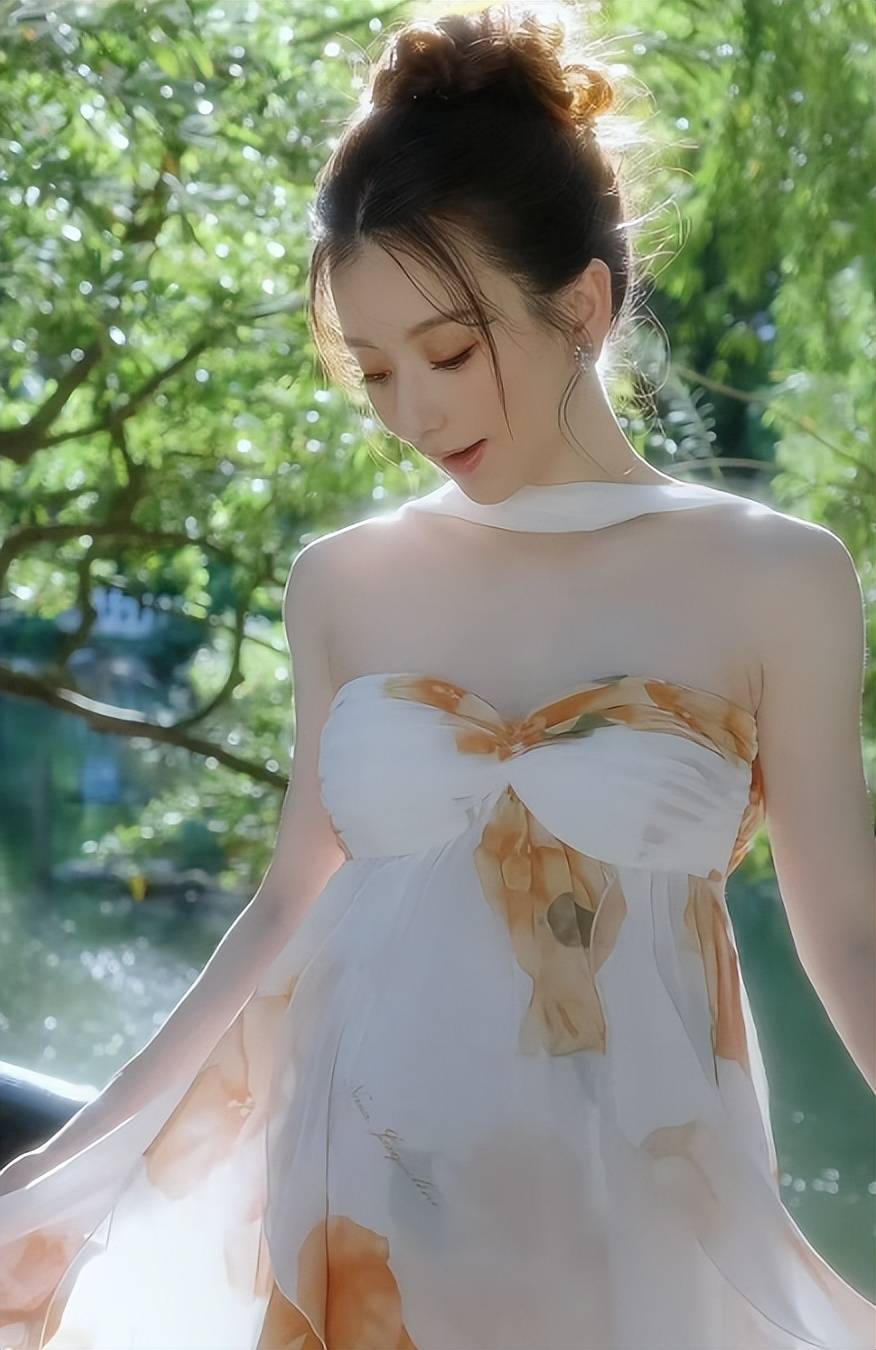 郭富城老婆晒孕期健身照，挺大肚练瑜伽不娇气，长胎少长肉美翻了