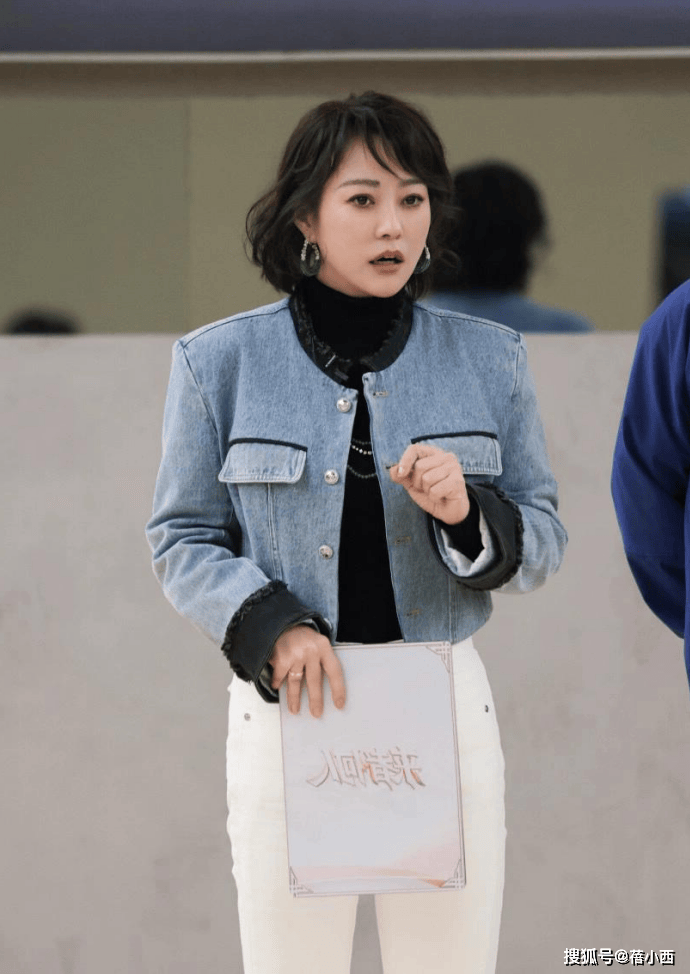郝蕾新烫了微卷短发年轻20岁穿短外套打底衫美得像换了个人