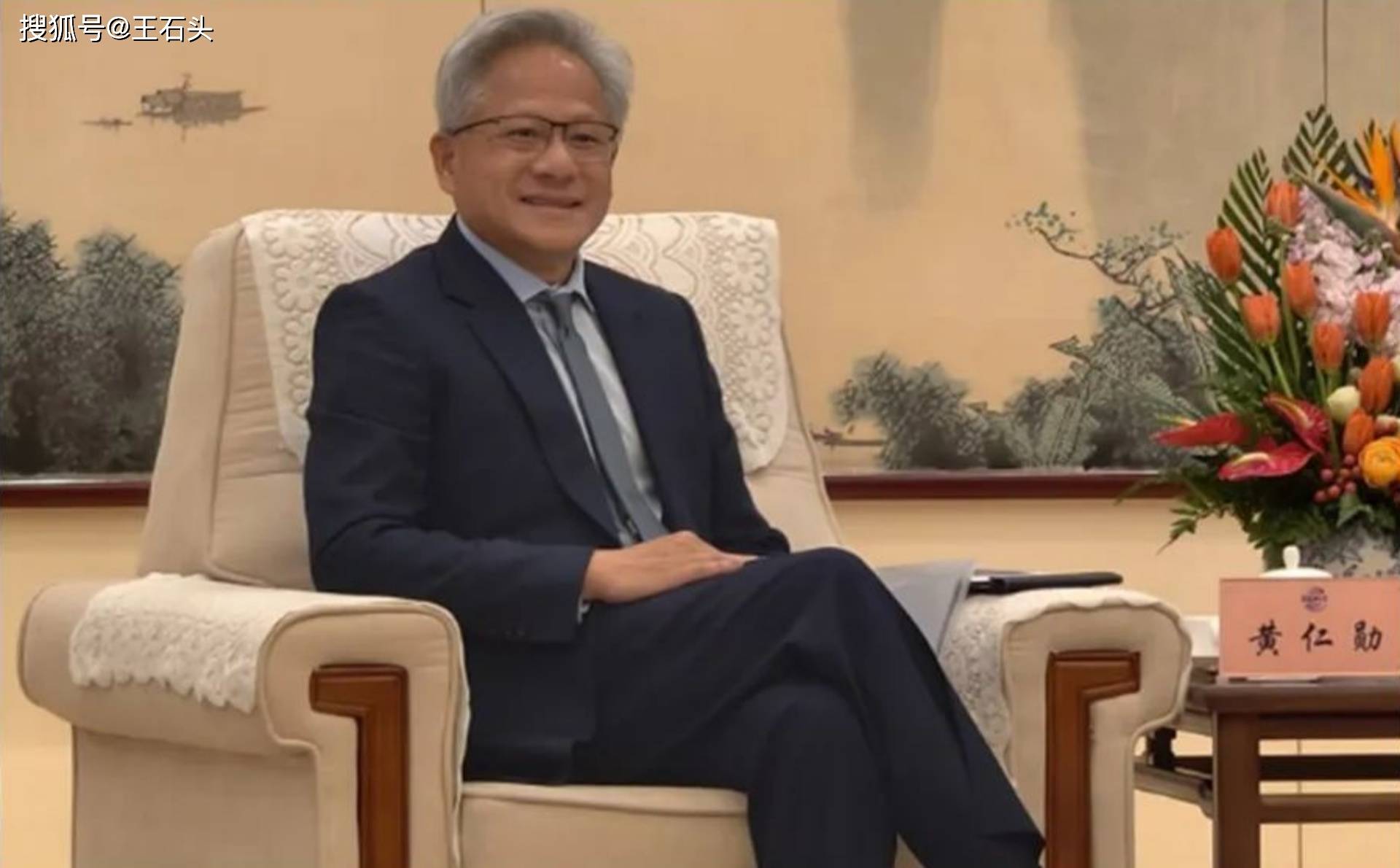 原创 国产AI芯片集体突围,黄仁勋“急了”,连续套现数亿美元!